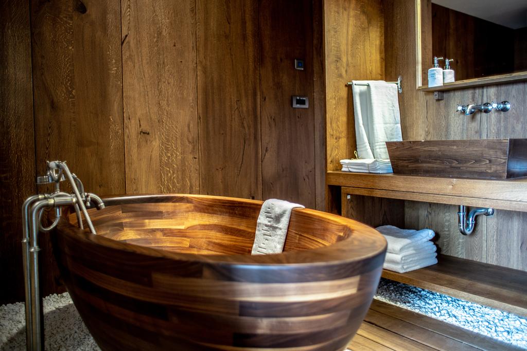 "Deluxe Suite" (Panorama) - Room for two with panoramic view and wooden bath